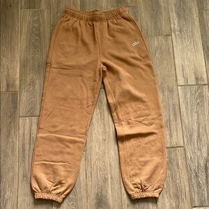 ALO Yoga Toasted Almond Accolade Sweatpant